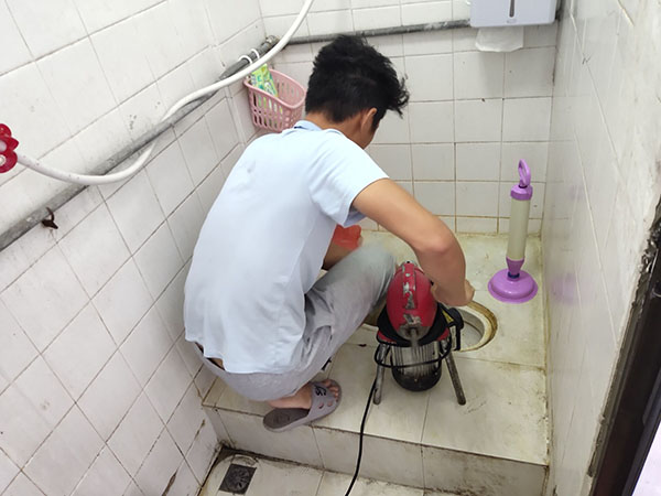 肥城管道堵塞冒臭气 专业师傅现场解决问题